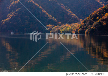 [栃木縣奧日光] 10月千手浜中禪寺湖畔的紅葉倒影 90700996