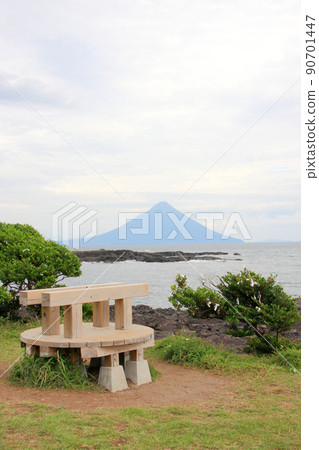 從鹿兒島縣南九州市“鐮二神社”後面的海角看開聞岳和鐮二形長椅_02 90701447