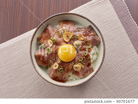 A high-class steak bowl that uses plenty of thick beef 90701677