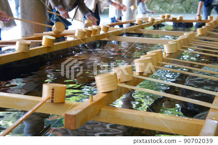 People purifying at the shrine's Chozuya_02 People purifying at the shrine's Chozuya_02 90702039