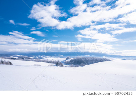 《Hokkaido》 Snow scene of Kamifurano, view of Senbo Pass 90702435