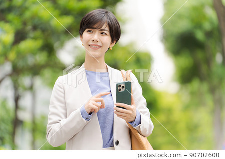 Woman business with smartphone 90702600
