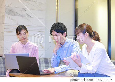 3 business people sitting on the sofa and having a meeting 3 3 business people sitting on the sofa and having a meeting 3 90702886