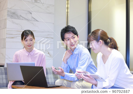 3 business people sitting on the sofa and having a meeting 4 3 business people sitting on the sofa and having a meeting 4 90702887