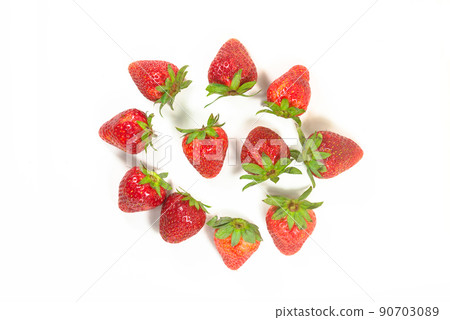 Arranged strawberries on a white background 90703089