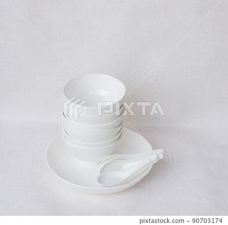 白色陶瓷碗與勺子擺放在白色背景上 90703174