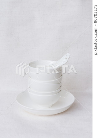 白色陶瓷碗與勺子擺放在白色背景上 白色陶瓷碗與勺子擺放在白色背景上 90703175