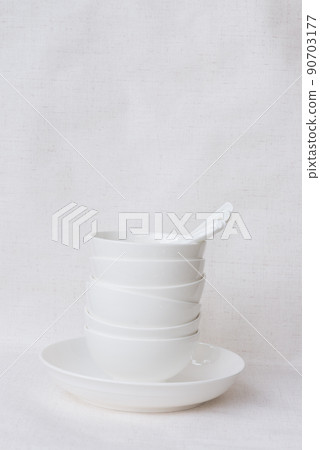 白色陶瓷碗與勺子擺放在白色背景上 白色陶瓷碗與勺子擺放在白色背景上 90703177