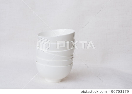 白色陶瓷碗與勺子擺放在白色背景上 白色陶瓷碗與勺子擺放在白色背景上 90703179