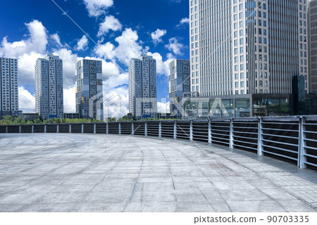 高聳的城市建築與彎曲的人行道觀景平台 90703335