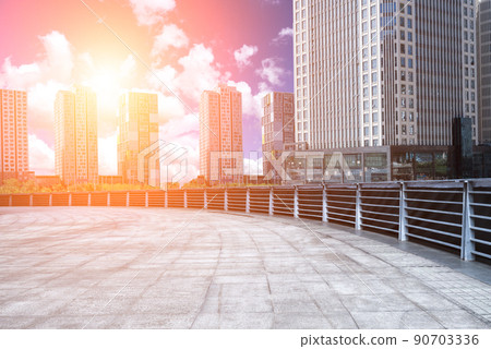 高聳的城市建築與彎曲的人行道觀景平台 高聳的城市建築與彎曲的人行道觀景平台 90703336