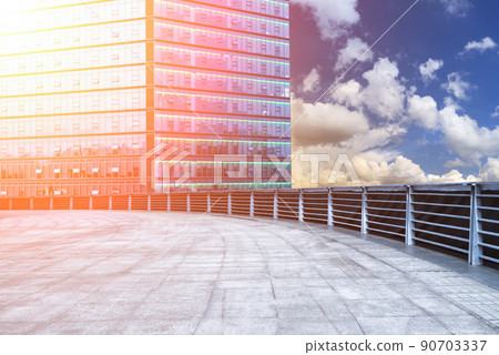 高聳的城市建築與彎曲的人行道觀景平台 90703337