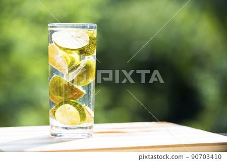 Under the sun, on the book of lemonade and lemonade 90703410