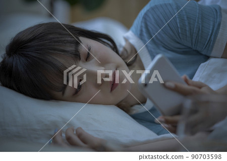 Female smartphone before going to bed 90703598