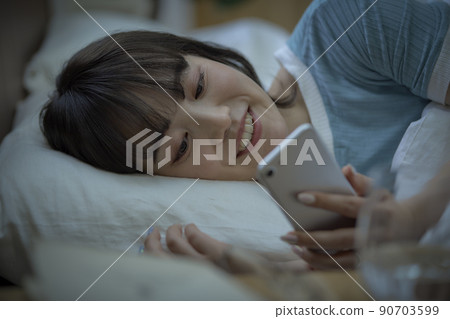 Female smartphone before going to bed 90703599