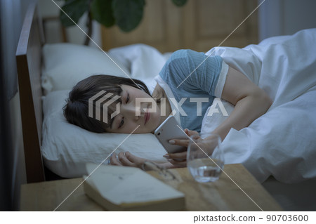 Female smartphone before going to bed 90703600