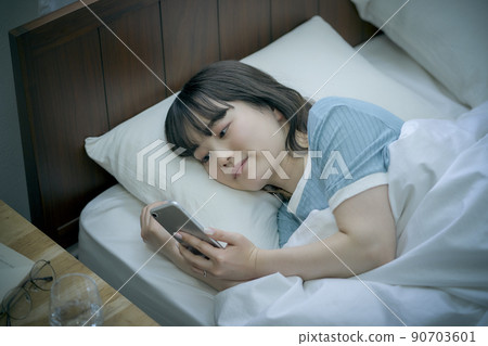 Female smartphone before going to bed 90703601