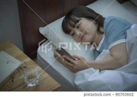 Female smartphone before going to bed 90703602