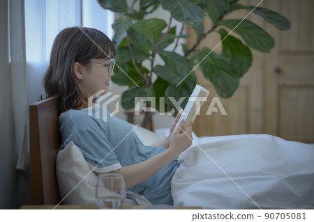 一個女人在床上看書 一個女人在床上看書 90705081