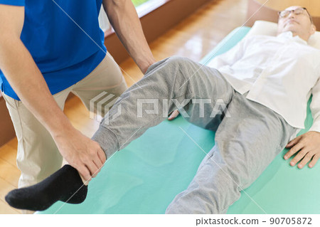 Elderly people with ankle joints loosened Elderly people with ankle joints loosened 90705872