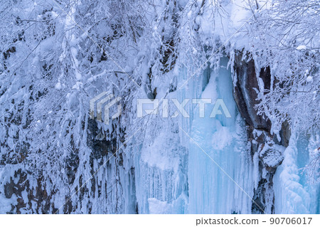 《Hokkaido》 Frozen Shirahige Waterfall / Biei in winter 90706017