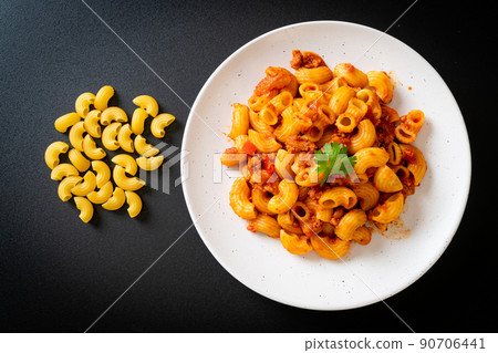 macaroni with tomatoes sauce and mince pork 90706441