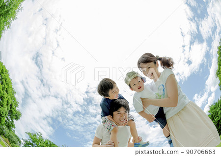 四個人在公園裡玩 90706663