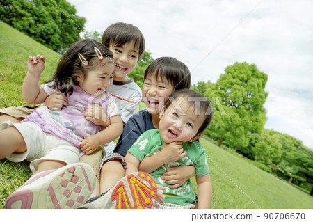 孩子們在公園裡玩 90706670