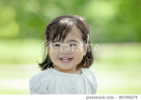 A girl who laughs at the park 90706674