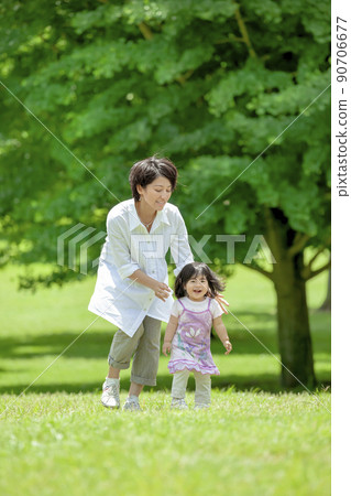 Mother and daughter playing in the park Mother and daughter playing in the park 90706677