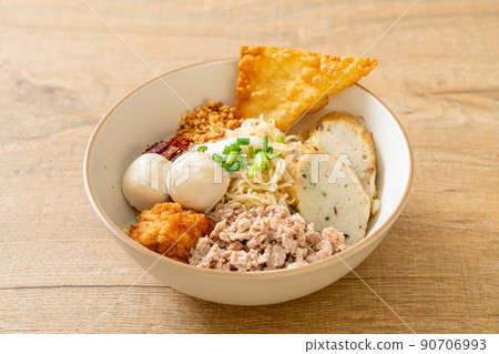 spicy egg noodles with fish balls and shrimp balls without soup 90706993