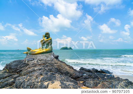 golden mermaid statues on Samila beach. Landmark of Songkla, Thailand. 90707105