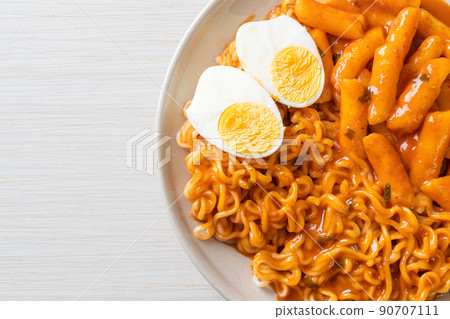 Rabokki (Ramen or Korean instant noodle and Tteokbokki) in spicy korean sauce 90707111