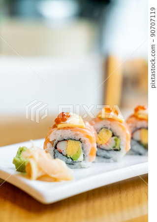 salmon roll sushi with cheese on top 90707119