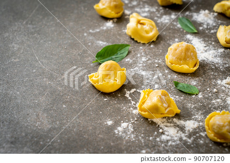 Italian traditional tortellini pasta Italian traditional tortellini pasta 90707120