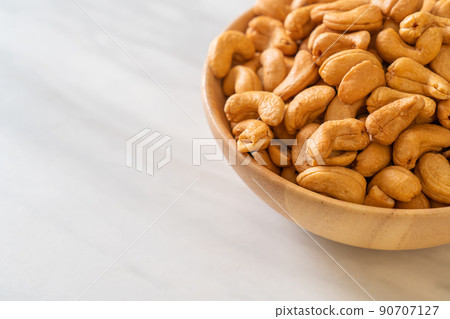 Cashew nuts in wooden bowl 90707127
