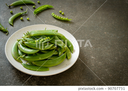 fresh sweet green peas on plate 90707731