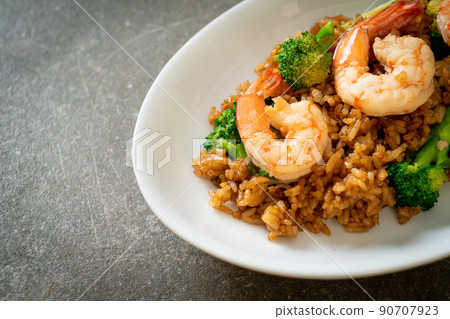 fried rice with broccoli and shrimps 90707923