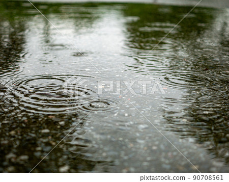 雨季期間水坑中形成的漣漪 90708561