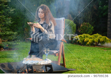 Young woman eating grilled vegetables 90709136