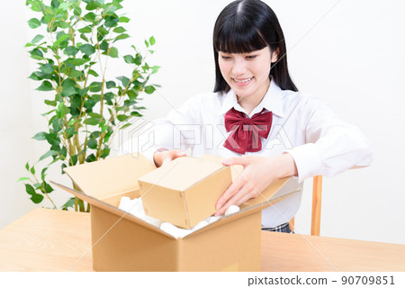 High school girls who put important luggage in cardboard with cushioning material Delivery delivery mail order flea market app gift High school girls who put important luggage in cardboard with cushioning material Delivery delivery mail order flea market app gift 90709851