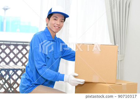 一個穿著工作服做搬家工作的男人 一個穿著工作服做搬家工作的男人 90710317