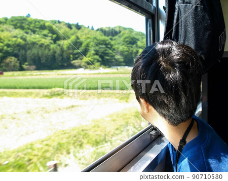孩子們從車窗看風景 孩子們從車窗看風景 90710580