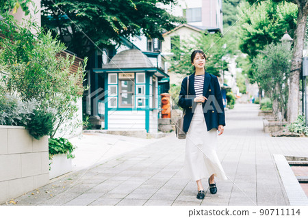 走在神戶市的女人 90711114