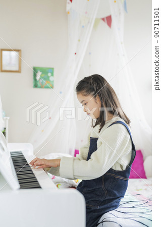 在房間裡彈鋼琴的女孩 90711501