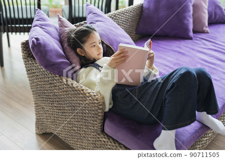 在客廳看書的女孩 在客廳看書的女孩 90711505
