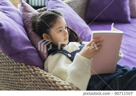 在客廳看書的女孩 在客廳看書的女孩 90711507