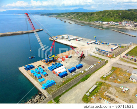 初夏在北海道江差町江差港為風力發電的風力渦輪機運輸做準備的照片 90711621