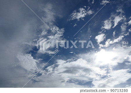 Blue sky and clouds that appeared during the summer rain ・ 210818PM 90713280