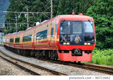 穿過鬼怒川溫泉的新鮮綠地到新宿站...直達特快系列253號列車 穿過鬼怒川溫泉的新鮮綠地到新宿站...直達特快系列253號列車 90713662